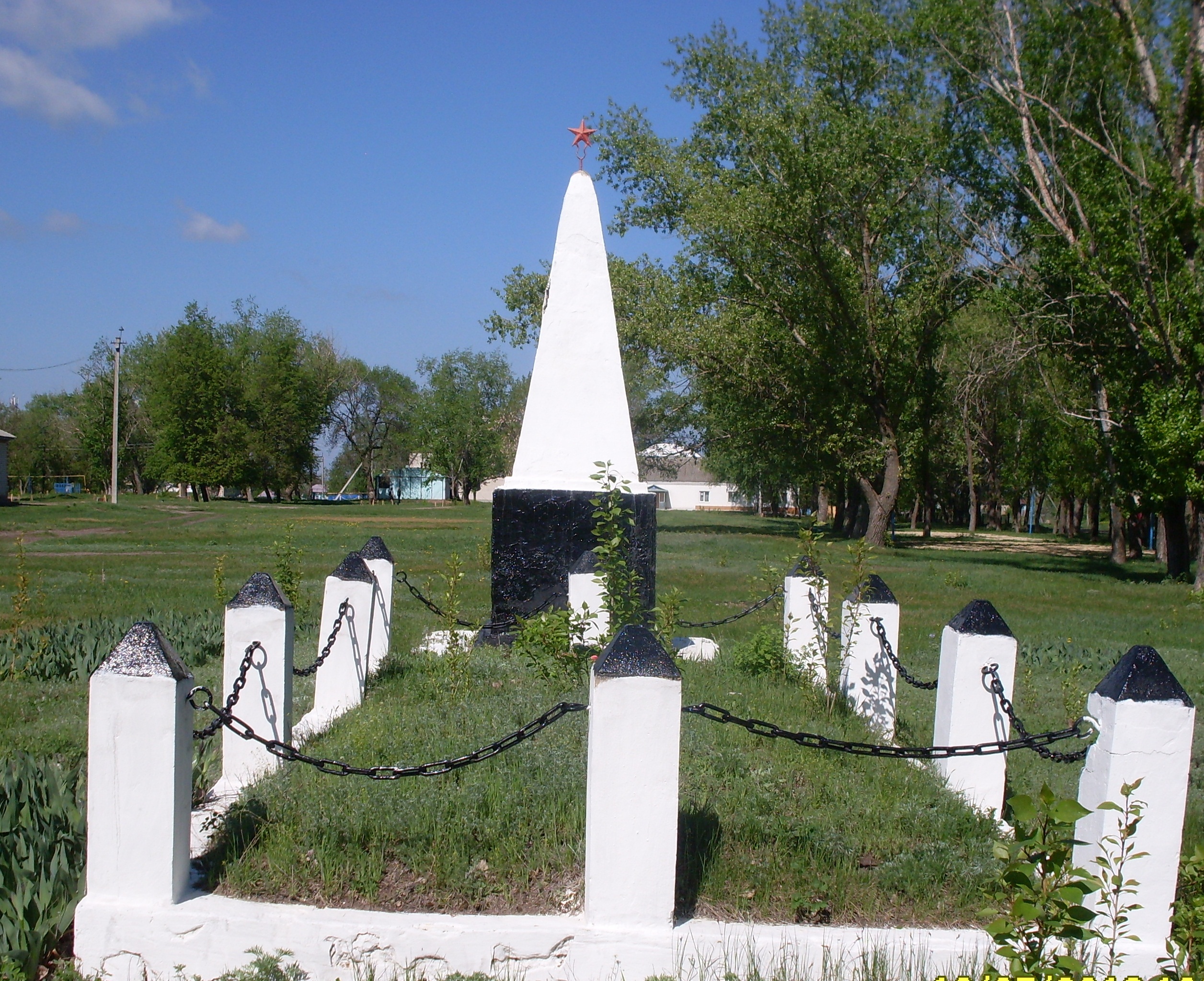 Братская могила погибших при защите Отечества в годы гражданской войны
